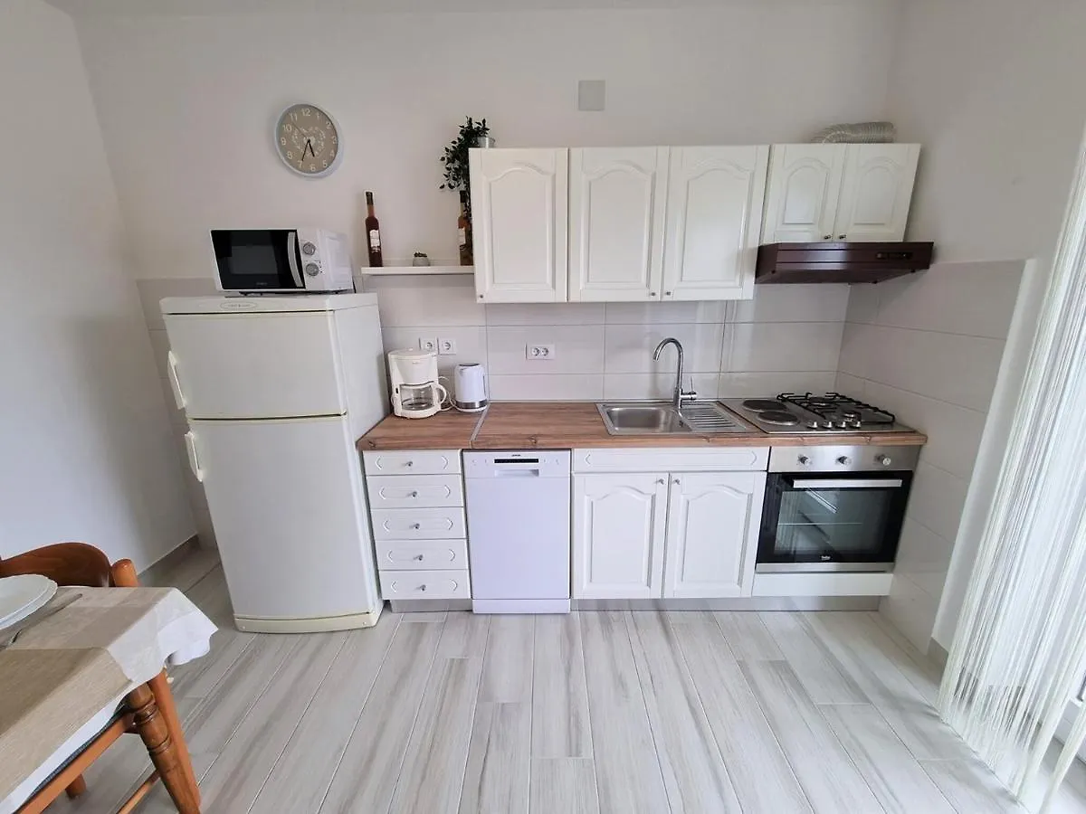 Banjol Apartment House Kastelan