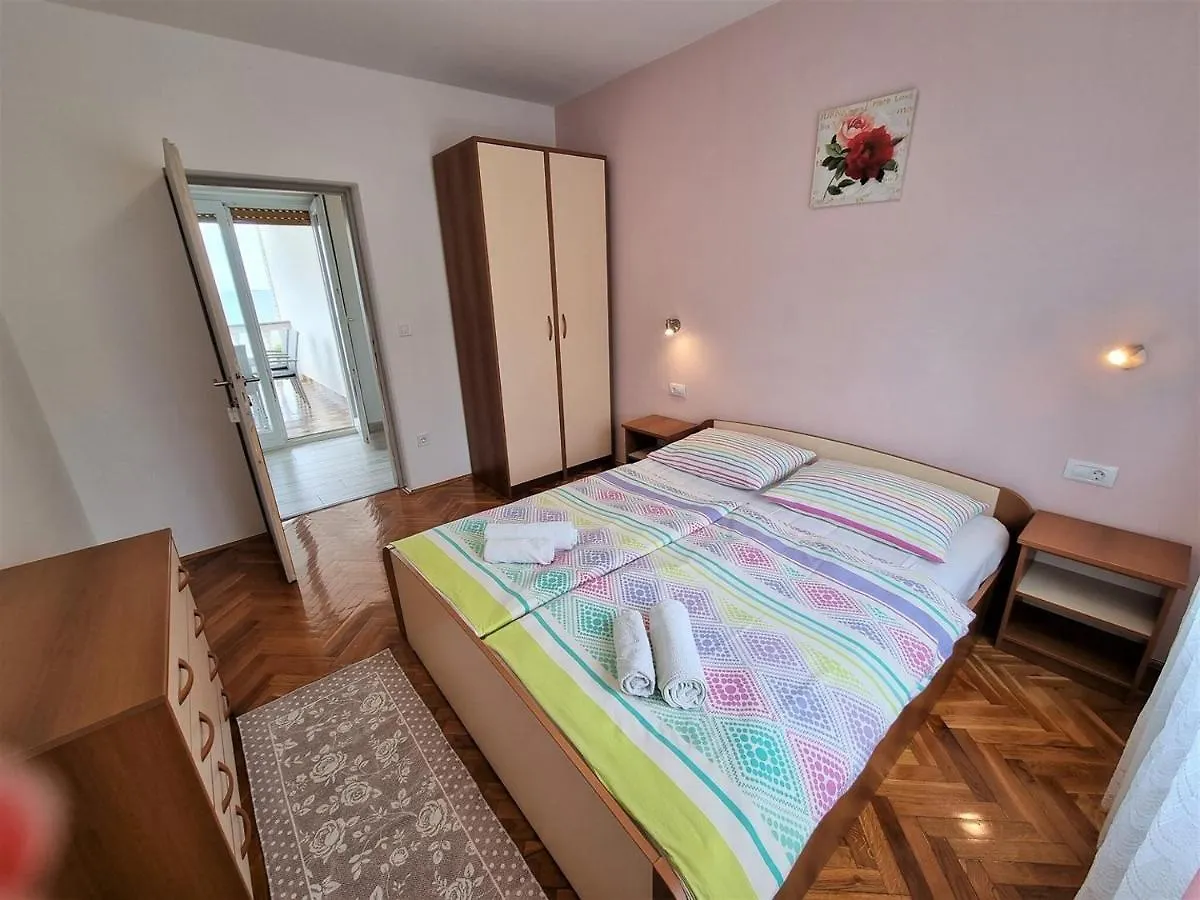 Guest house Apartment House Kastelan Banjol Croatia