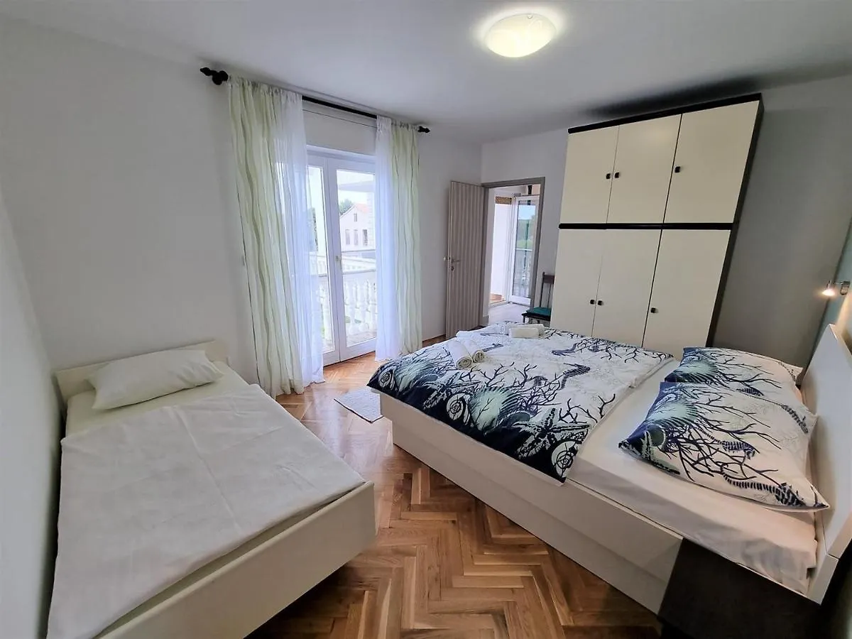 Guest house Apartment House Kastelan Banjol Croatia