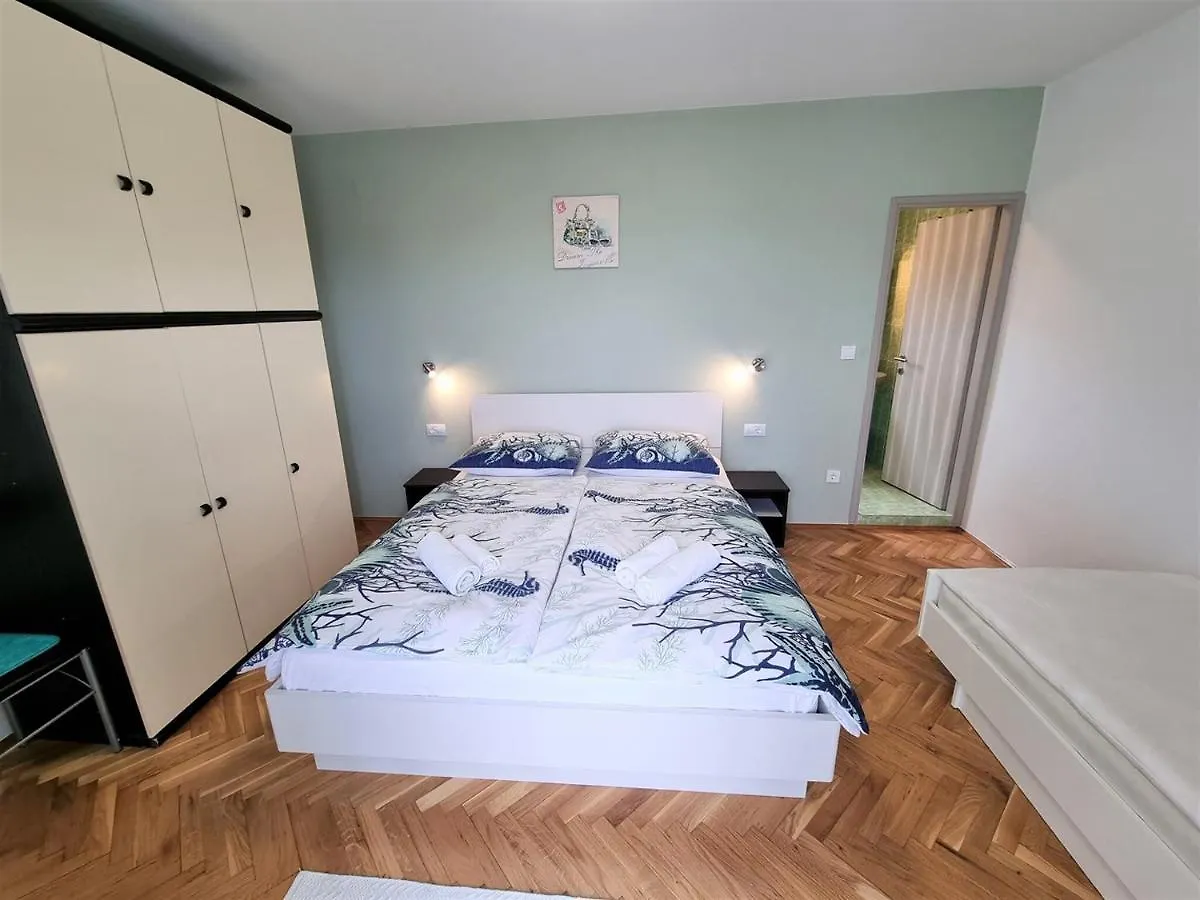 Guest house Apartment House Kastelan Banjol Croatia