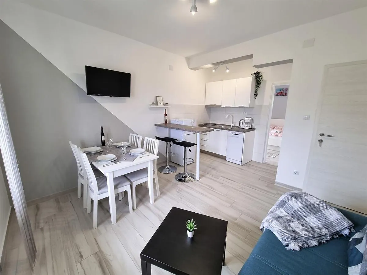 Apartment House Kastelan Banjol Croatia