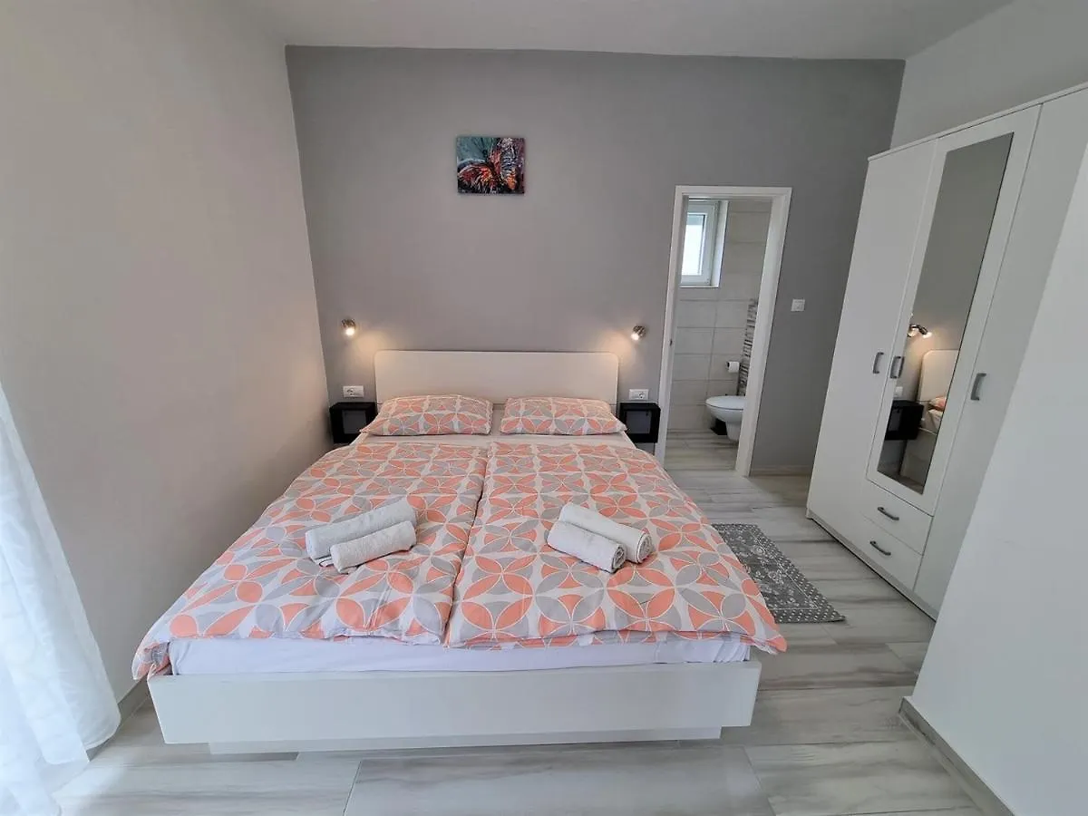 Apartment House Kastelan Banjol 0*,